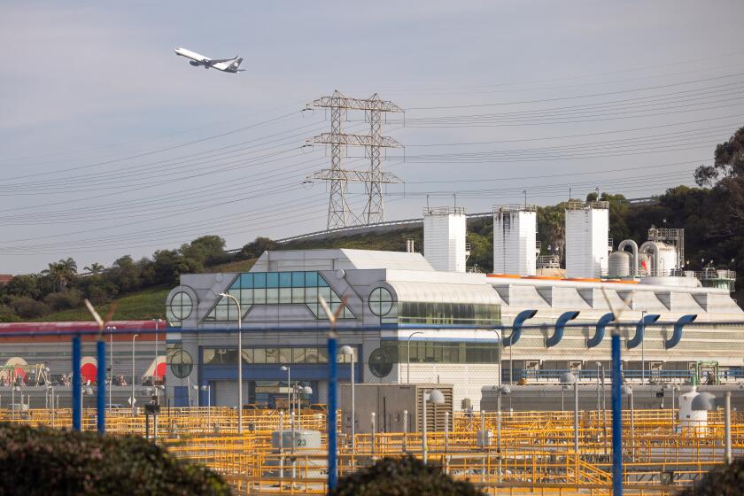 EL SEGUNDO-CA-NOVEMBER 19, 2024: A commercial plane flies over the Hyperion wastewater plant in El Segundo on November 19, 2024. (Christina House / Los Angeles Times)